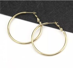 💗 Gold Smooth Hoop Earrings 1 1/2” NEW
